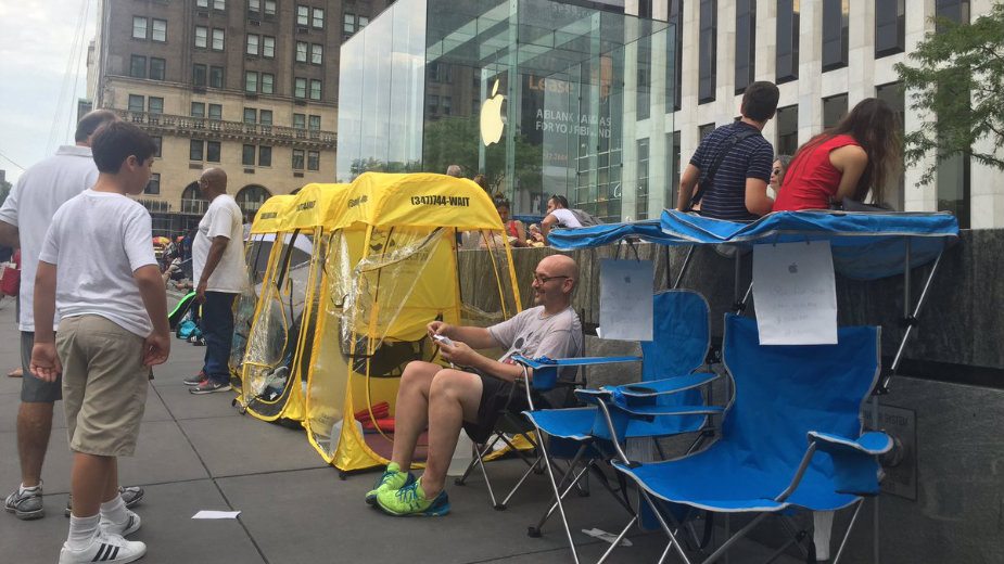 Mesto u redovima za novi „ajfon“ i 3.000 dolara 1