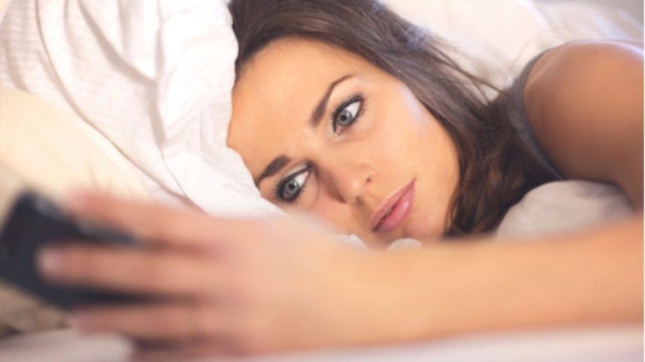 Trećina ljudi noću proverava poruke na telefonu 1