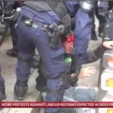 Protesti u Parizu, zapaljen policajac 15