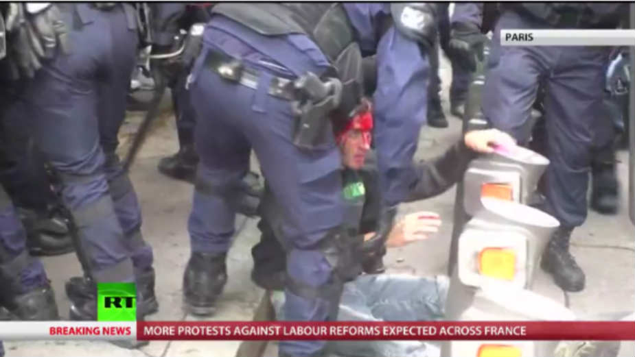 Protesti u Parizu, zapaljen policajac 1