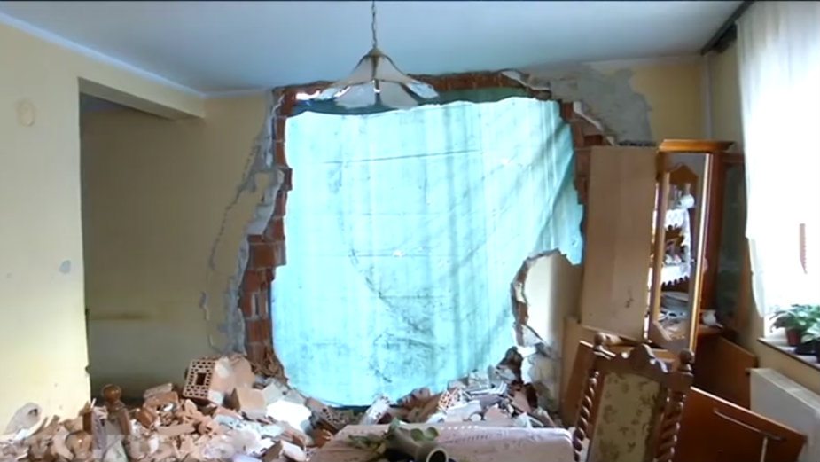 Školski autobus uleteo u kuću 1