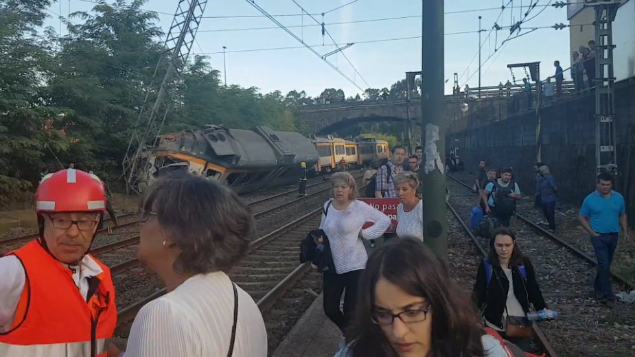 Voz iskočio iz šina u Španiji, četvoro poginulo 1