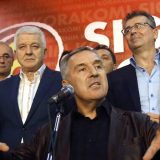 Desnica poziva Vučića da ne bude uz Đukanovića 6