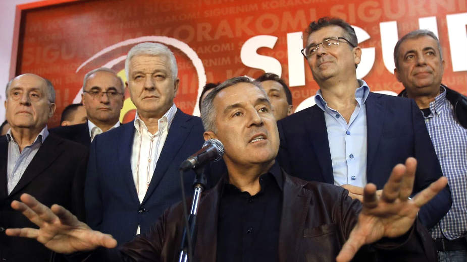 Desnica poziva Vučića da ne bude uz Đukanovića 1