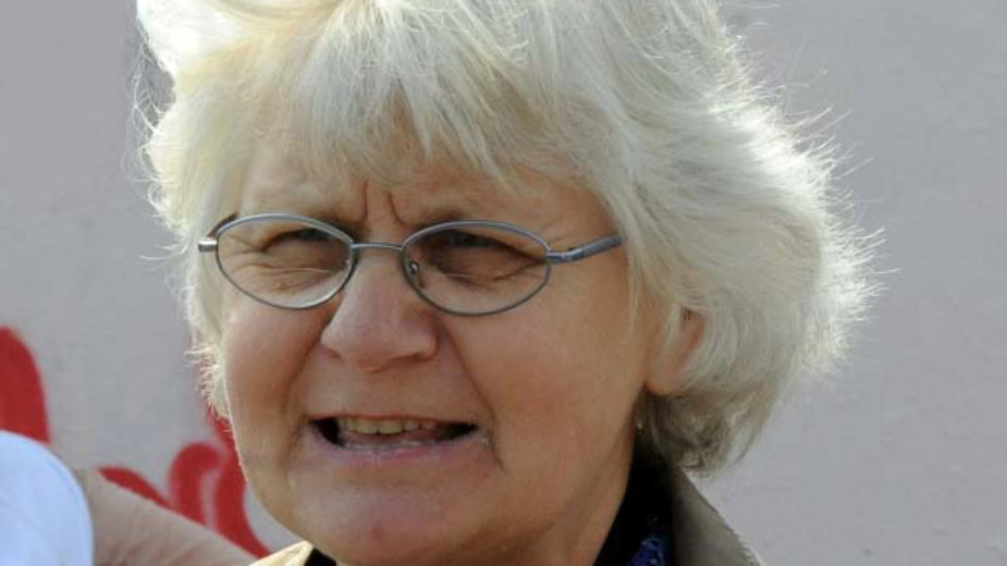 Žena koja kukasti krst pretvara u srce 1