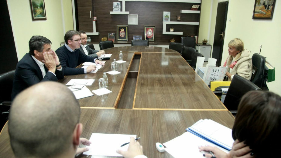 Redovi građana u Nišu za razgovor s premijerom 1