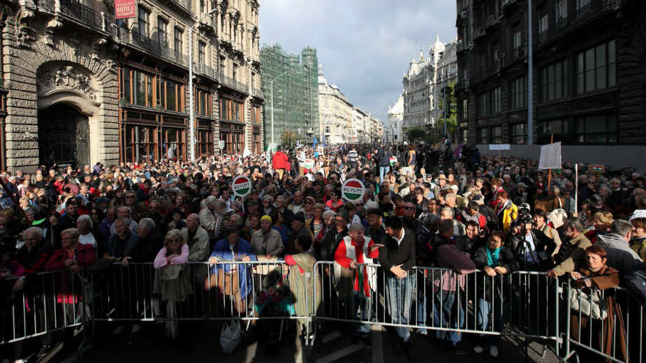 Hiljade ljudi na protestu u Mađarskoj 1