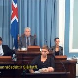 Dojila bebu za skupštinskom govornicom 11