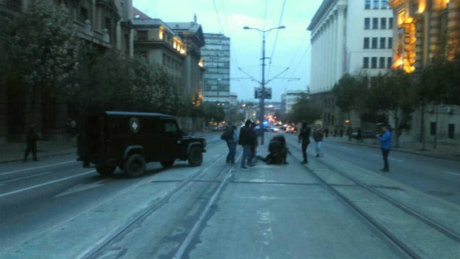 Predao se muškarac koji je pretio bombom ispred zgrade Vlade 1