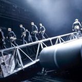 Čovek revolta na pokretnoj mašinskoj traci 4