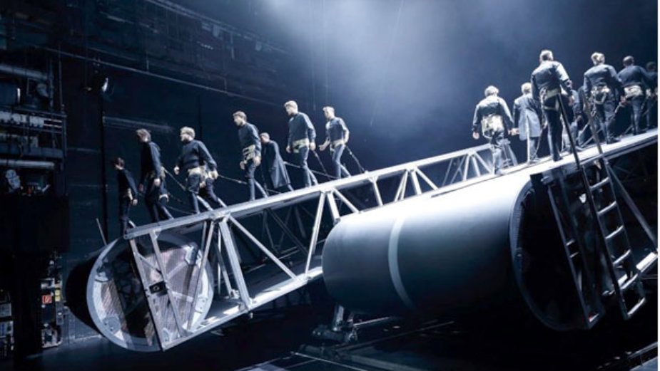 Čovek revolta na pokretnoj mašinskoj traci 1 Čovek revolta na pokretnoj mašinskoj traci 1