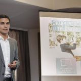 Tate razgovaraju, mame i deca pišu poruke 5