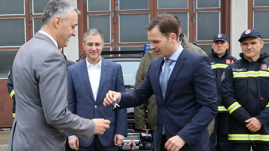 Grad Beograd poklonio vozila MUP-u 1 Grad Beograd poklonio vozila MUP-u 1