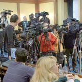 Sigela: Pritisci na novinare 2