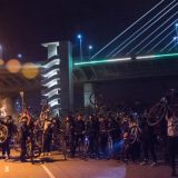 Protest biciklista zbog lifta na mostu 12