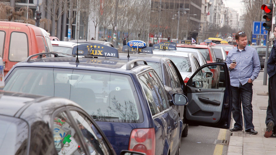 Više od 1.000 taksista na protestu u Beogradu 1