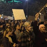 Upucana jedna osoba na protestu protiv Trampa 10