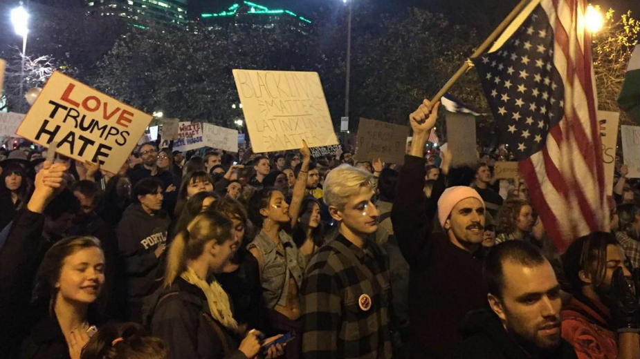 Upucana jedna osoba na protestu protiv Trampa 1