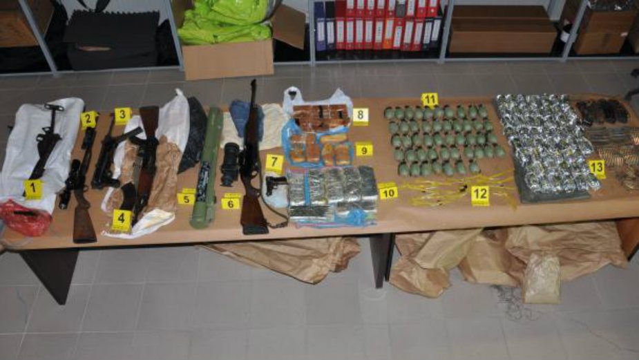 Uhapšeno deset osoba, pronađena velika količina naoružanja 2