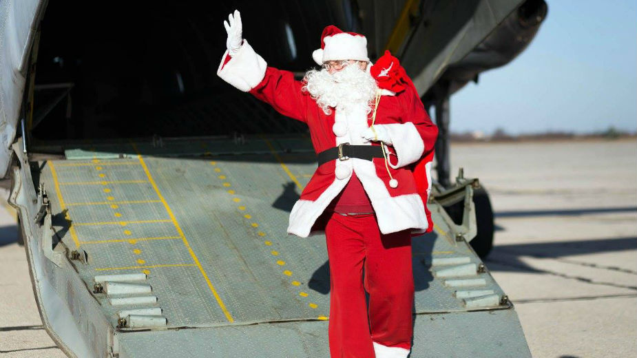 Deda Mraz sleteo avionom 1