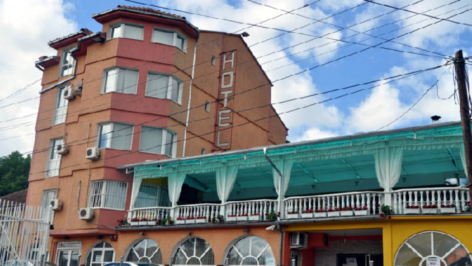 Eksploziv ispred hotela u severnoj Mitrovici 1