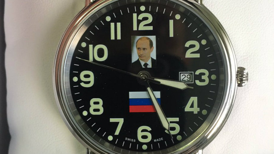 Predsednik poslao Vučićeviću sat sa likom Putina 1