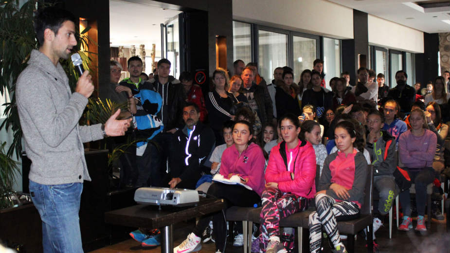 Novak Đoković sa mladim teniserima 1 Novak Đoković sa mladim teniserima 1