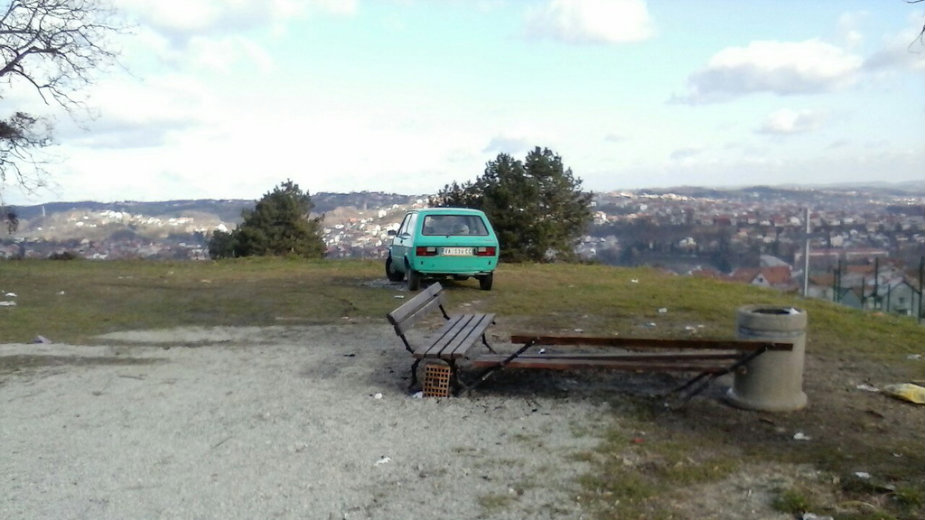 Na Ljubinom grobu smeće i roštilj za prasiće 1