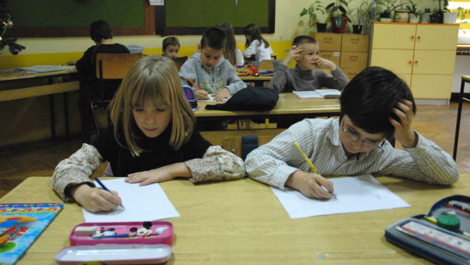 Prosvetarima stiže povišica od 2.400 dinara 1