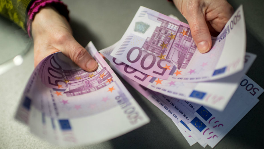 Građani Srbije duguju najmanje u regionu: svaki čovek po 1.000 evra 1