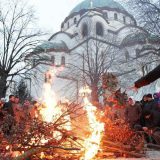 Paljenje badnjaka ispred hramova i crkava 1