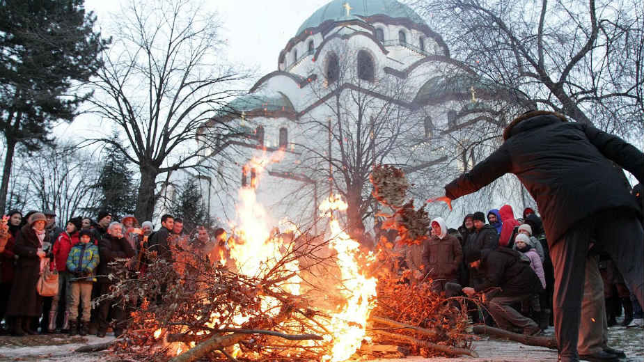 Paljenje badnjaka ispred hramova i crkava 1