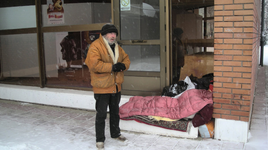 Spava u parku, na snegu i na temperaturu od -20 stepeni 1