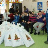 Hestil donirao deci paketiće 13