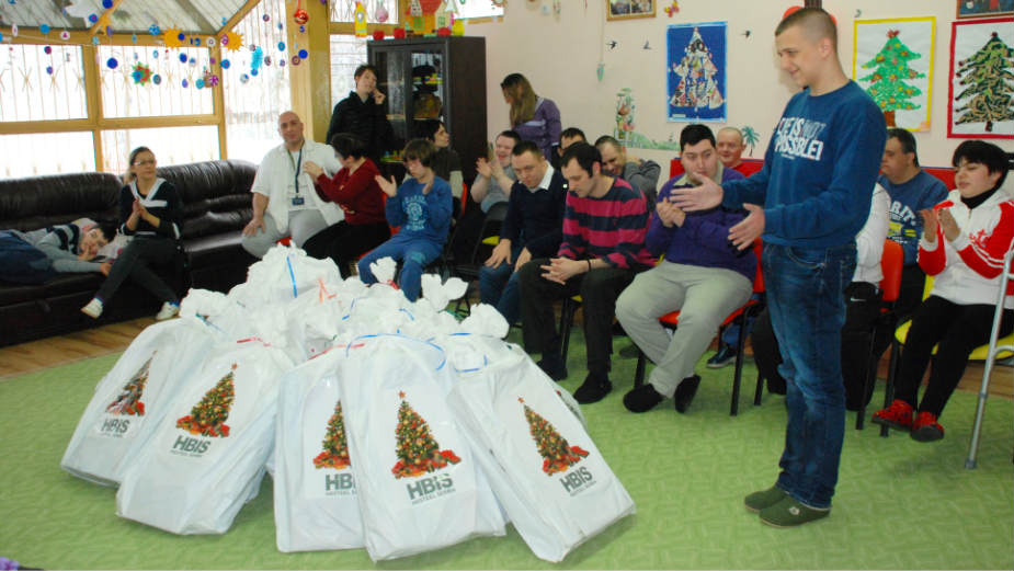 Hestil donirao deci paketiće 1 Hestil donirao deci paketiće 1