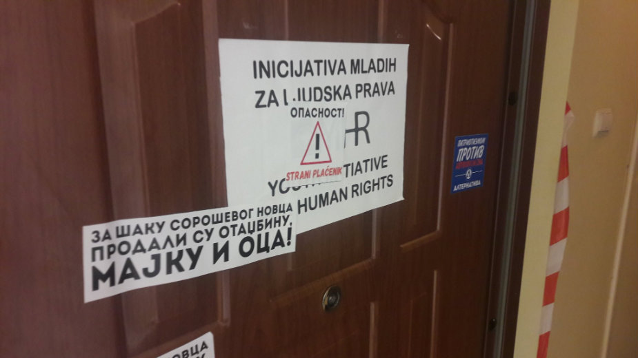 Poruka mržnje na vratima Inicijative mladih 1