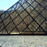 Smanjena poseta Luvru 15