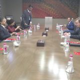 Širom otvorena, ili samo otškrinuta vrata 3