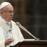 Papa tokom mise pozvao političare da ostave po strani političke razlike 13