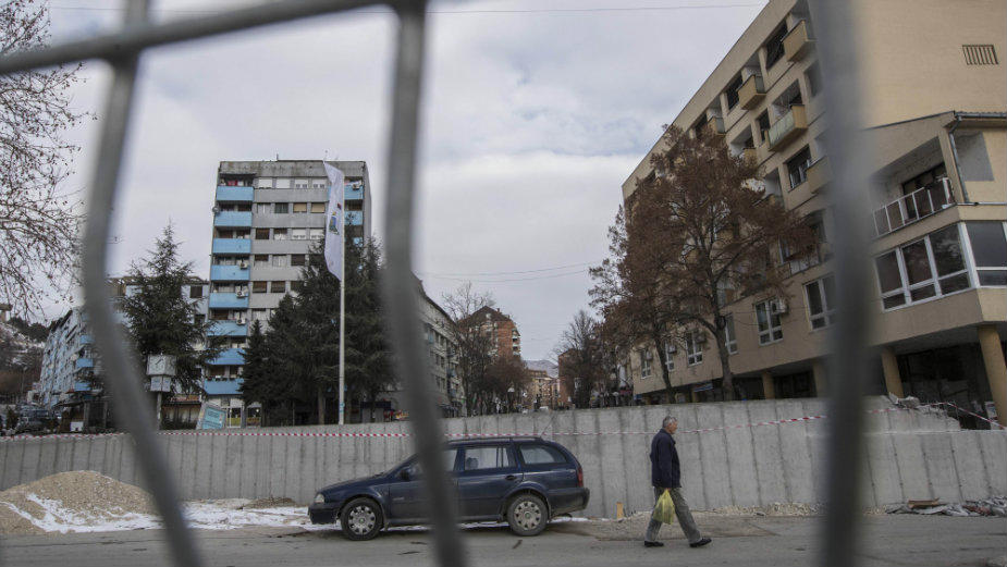 Sutra rušenje zida u Kosovskoj Mitrovici 1