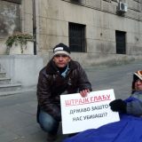 Nastavnici i dalje štrajkuju glađu zbog oduzetih licenci 8
