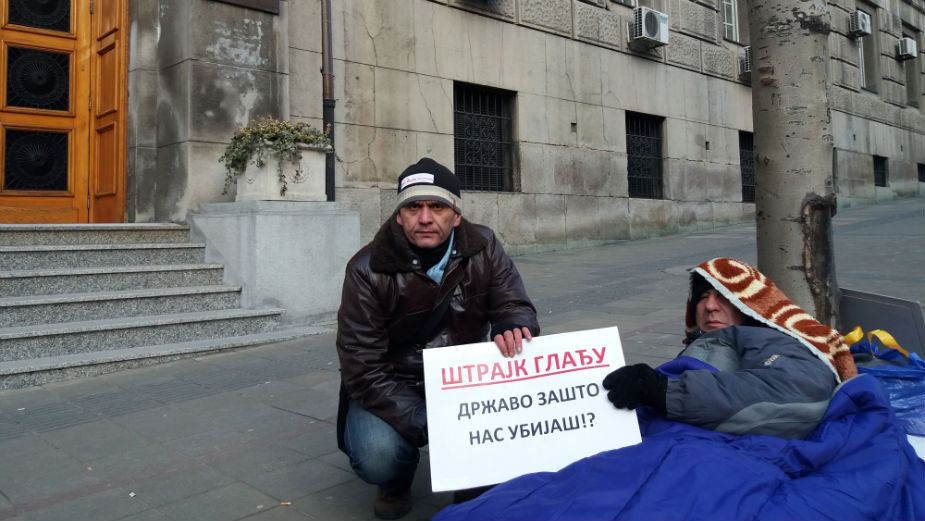 Nastavnici i dalje štrajkuju glađu zbog oduzetih licenci 1