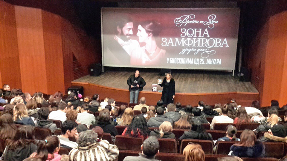 Poklanjaju knjige bioskopskim posetiocima 1