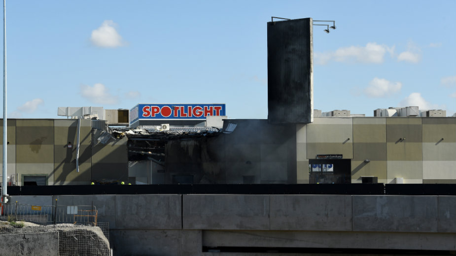 Avion udario u tržni centar 1