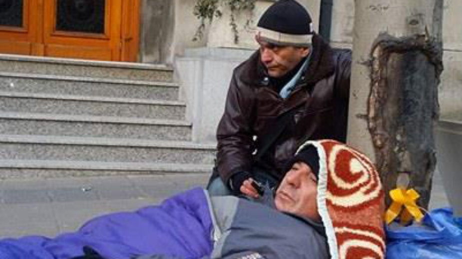 Nastavnici štrajkuju glađu ispred Vlade 1