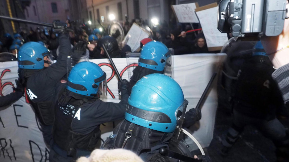 Sukob policije i demonstranata u Italiji 1