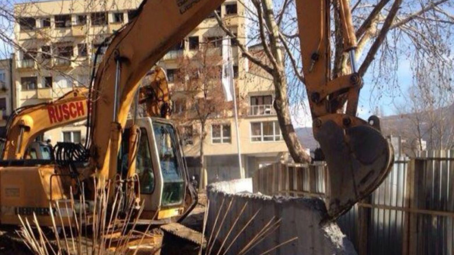 Srušen zid u Mitrovici 1