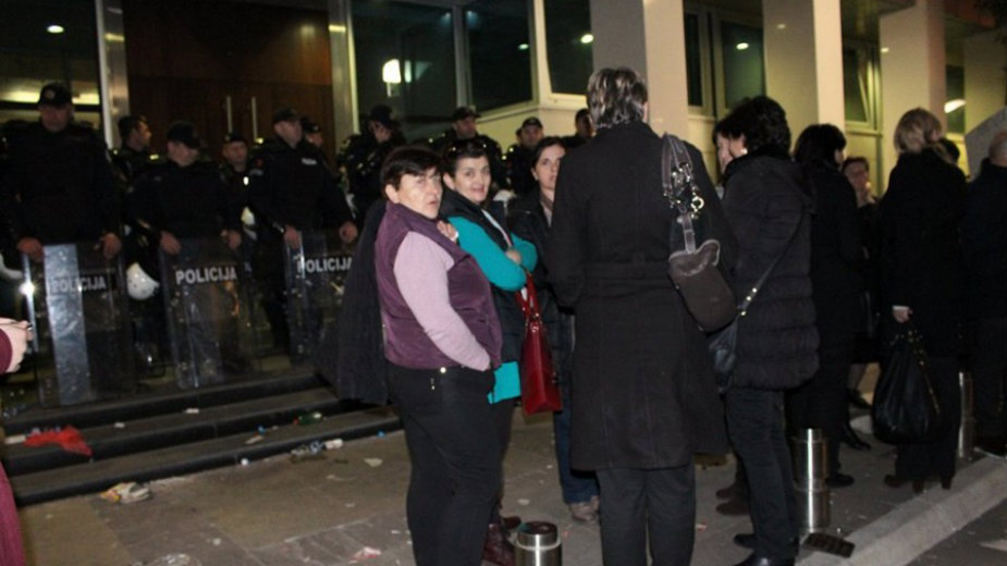 Majke povele noć ispred crnogorske vlade 1