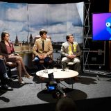 Crni odraz čoveka u belom 6