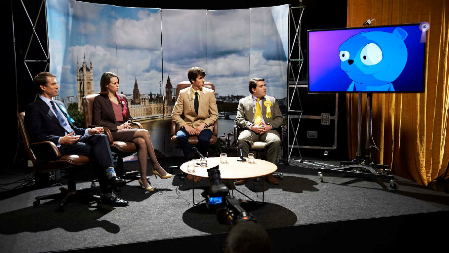 Crni odraz čoveka u belom 1